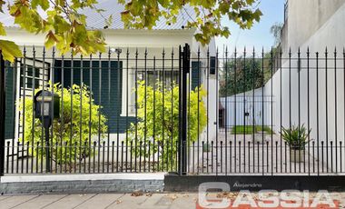 CASA IMPECABLE ESTADO LOMAS RESIDENCIAL 2 DORMIT. COCHERA FONDO 2 BAÑOS