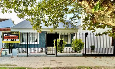 CASA IMPECABLE ESTADO LOMAS RESIDENCIAL 2 DORMIT. COCHERA FONDO 2 BAÑOS