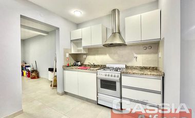 CASA IMPECABLE ESTADO LOMAS RESIDENCIAL 2 DORMIT. COCHERA FONDO 2 BAÑOS