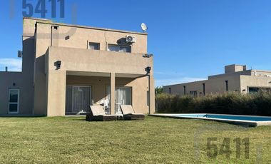 Venta / Alquiler amoblado Casa 5 ambientes en Santa Juana en Canning
