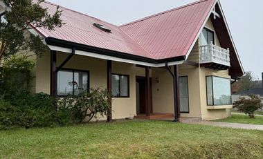 CASA EN SECTOR EXCLUSIVO DE VALDIVIA