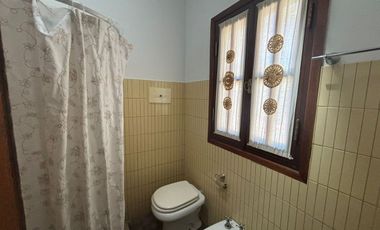 Casa  en Alquiler  Polvorines con pileta y parque