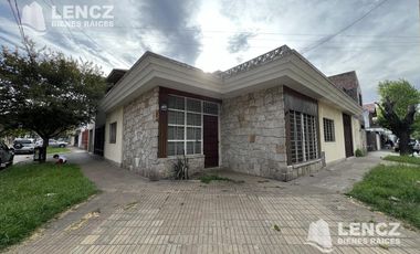 Casa 4 ambientes con terraza y cochera doble, jardìn, Quilmes Centro
