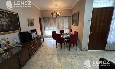Casa 4 ambientes con terraza y cochera doble, jardìn, Quilmes Centro