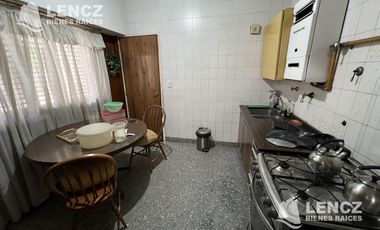 Casa 4 ambientes con terraza y cochera doble, jardìn, Quilmes Centro