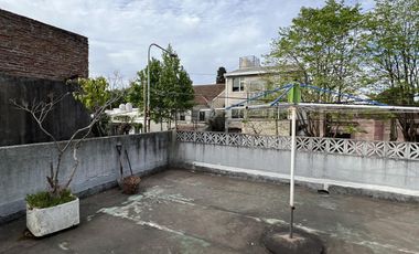 Casa 4 ambientes con terraza y cochera doble, jardìn, Quilmes Centro