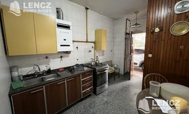 Casa 4 ambientes con terraza y cochera doble, jardìn, Quilmes Centro