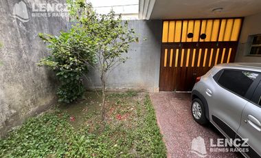 Casa 4 ambientes con terraza y cochera doble, jardìn, Quilmes Centro