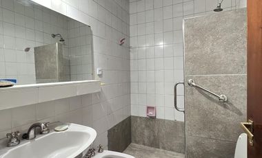 Casa 4 ambientes con terraza y cochera doble, jardìn, Quilmes Centro
