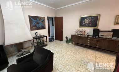 Casa 4 ambientes con terraza y cochera doble, jardìn, Quilmes Centro