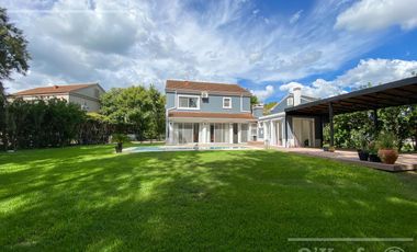 Casa en Venta  de 4 Ambientes En Club de Campo Abril Hudson Berazategui