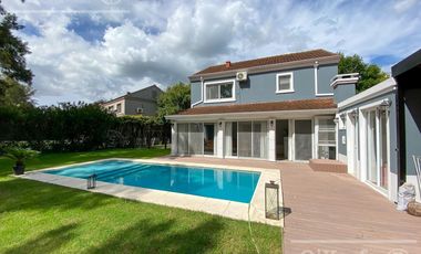 Casa en Venta  de 4 Ambientes En Club de Campo Abril Hudson Berazategui