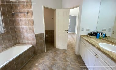 Casa en Venta  de 4 Ambientes En Club de Campo Abril Hudson Berazategui