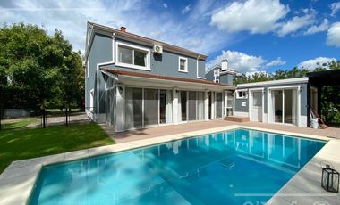 Casa en Venta  de 4 Ambientes En Club de Campo Abril Hudson Berazategui