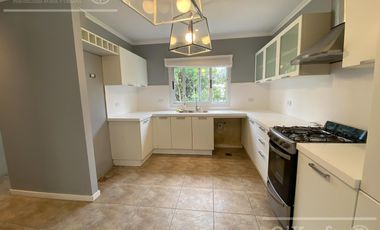 Casa en Venta  de 4 Ambientes En Club de Campo Abril Hudson Berazategui