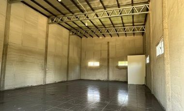Galpón en zona norte de la ciudad, ideal para exhibición o para depósito.-