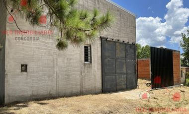 Galpón en zona norte de la ciudad, ideal para exhibición o para depósito.-