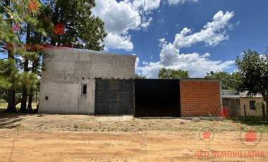 Galpón en zona norte de la ciudad, ideal para exhibición o para depósito.-