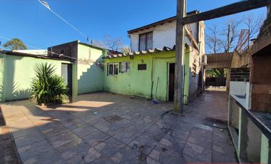 Venta casa con local frente a la Plaza Estrada