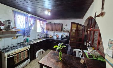 Venta casa con local frente a la Plaza Estrada