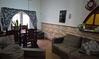 Venta casa con local frente a la Plaza Estrada