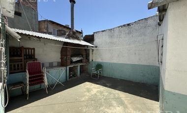 Venta casa 2 ambientes con patio en Wilde