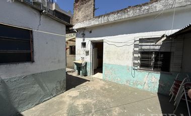 Venta casa 2 ambientes con patio en Wilde