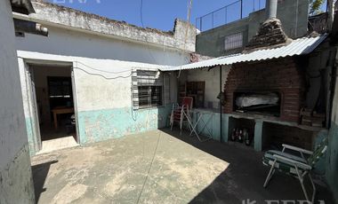Venta casa 2 ambientes con patio en Wilde