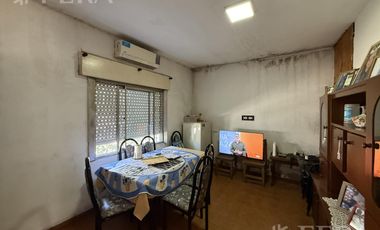 Venta casa 2 ambientes con patio en Wilde