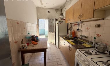 Venta casa 2 ambientes con patio en Wilde