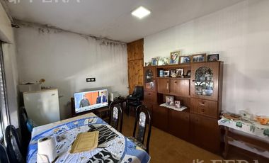 Venta casa 2 ambientes con patio en Wilde