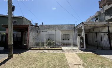 Venta casa 2 ambientes con patio en Wilde