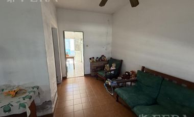 Venta casa 2 ambientes con patio en Wilde