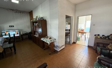 Venta casa 2 ambientes con patio en Wilde