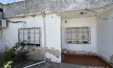 Venta casa 2 ambientes con patio en Wilde