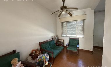 Venta casa 2 ambientes con patio en Wilde