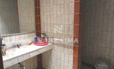 Blvd. Adolfo Lopez Mateos Ote. Amplio local en 3 niveles con estacionamiento.