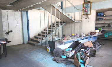 Blvd. Adolfo Lopez Mateos Ote. Amplio local en 3 niveles con estacionamiento.