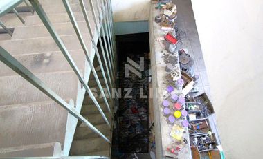 Blvd. Adolfo Lopez Mateos Ote. Amplio local en 3 niveles con estacionamiento.