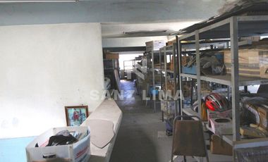 Blvd. Adolfo Lopez Mateos Ote. Amplio local en 3 niveles con estacionamiento.