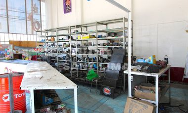 Blvd. Adolfo Lopez Mateos Ote. Amplio local en 3 niveles con estacionamiento.