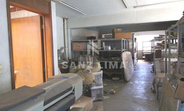 Blvd. Adolfo Lopez Mateos Ote. Amplio local en 3 niveles con estacionamiento.