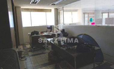 Blvd. Adolfo Lopez Mateos Ote. Amplio local en 3 niveles con estacionamiento.