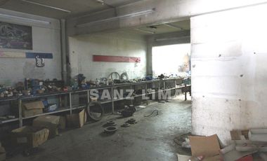 Blvd. Adolfo Lopez Mateos Ote. Amplio local en 3 niveles con estacionamiento.