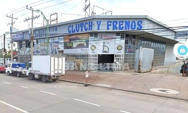 Blvd. Adolfo Lopez Mateos Ote. Amplio local en 3 niveles con estacionamiento.