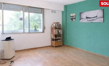 Departamento dos ambientes en San Isidro, con vista al frente y contrafrente.
