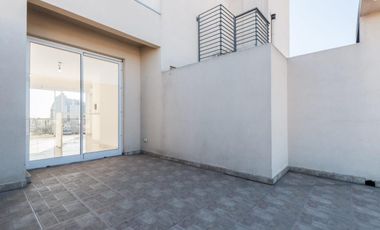 Departamento de 2 ambientes con balcón terraza y cochera cubierta en el centro de Remedios de Escalada