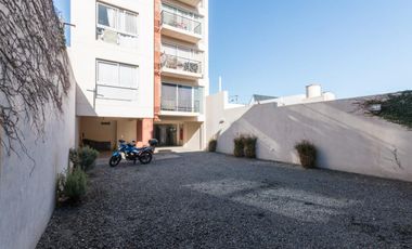Departamento de 2 ambientes con balcón terraza y cochera cubierta en el centro de Remedios de Escalada