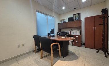 Excepcional Casa Habitación Adaptada para Oficinas en Venta