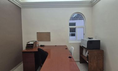 Excepcional Casa Habitación Adaptada para Oficinas en Venta
